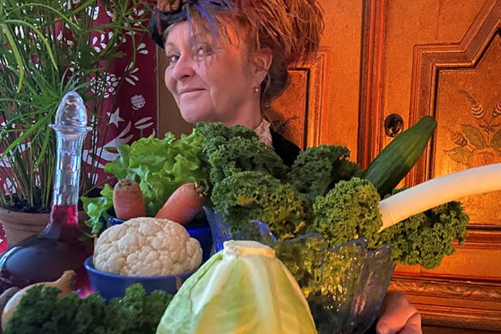 En person med grönsaker i sin famn