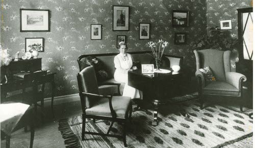 Husmor Nora Eichhorst i husmorsbostaden vid Gävle lasarett 1929. Fotograf okänd.